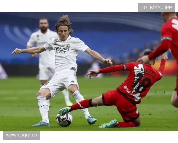 皇马关键比赛表现起伏：对争冠形势的影响与赛季走势解析